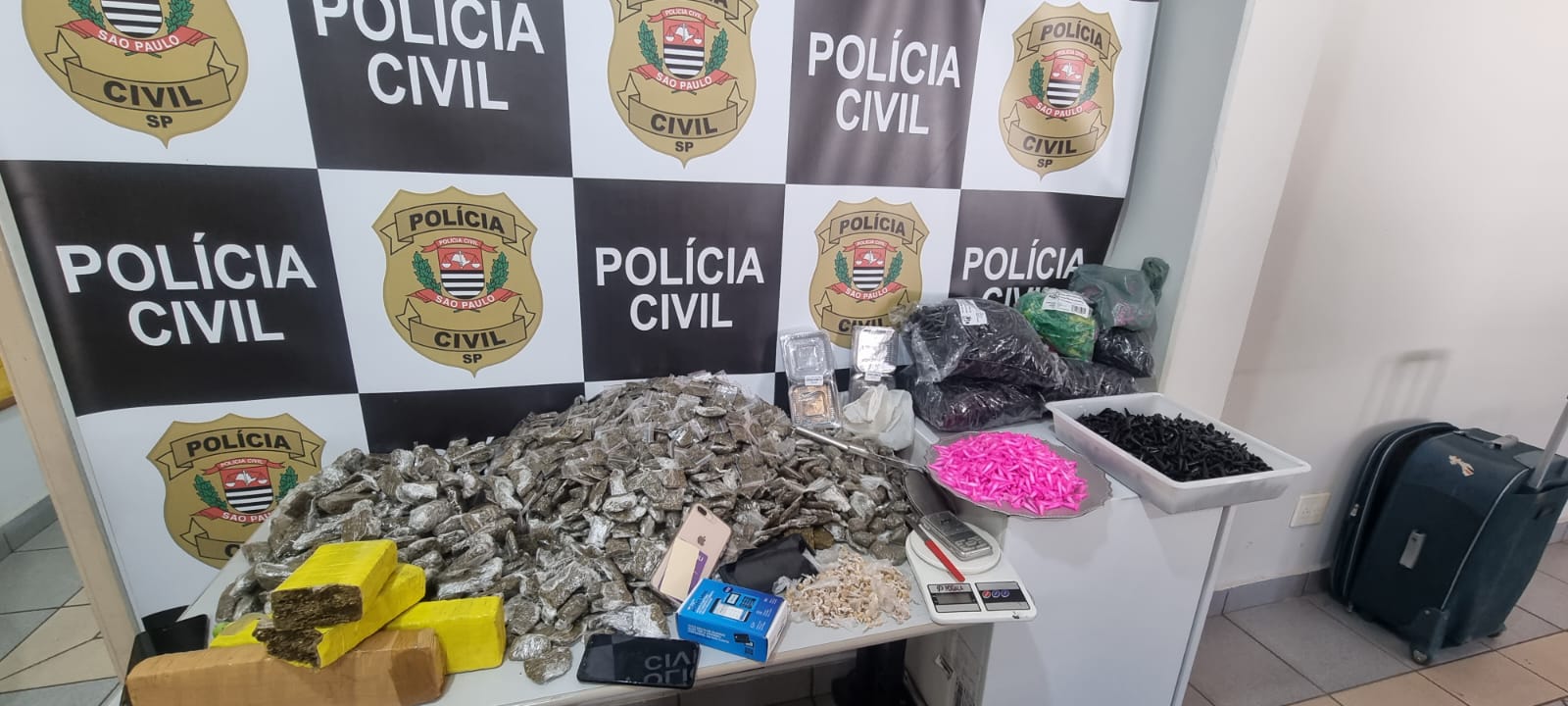 Três pessoas são presas em operação da Polícia Civil de Limeira Três pessoas são presas em operação da Polícia Civil de Limeira