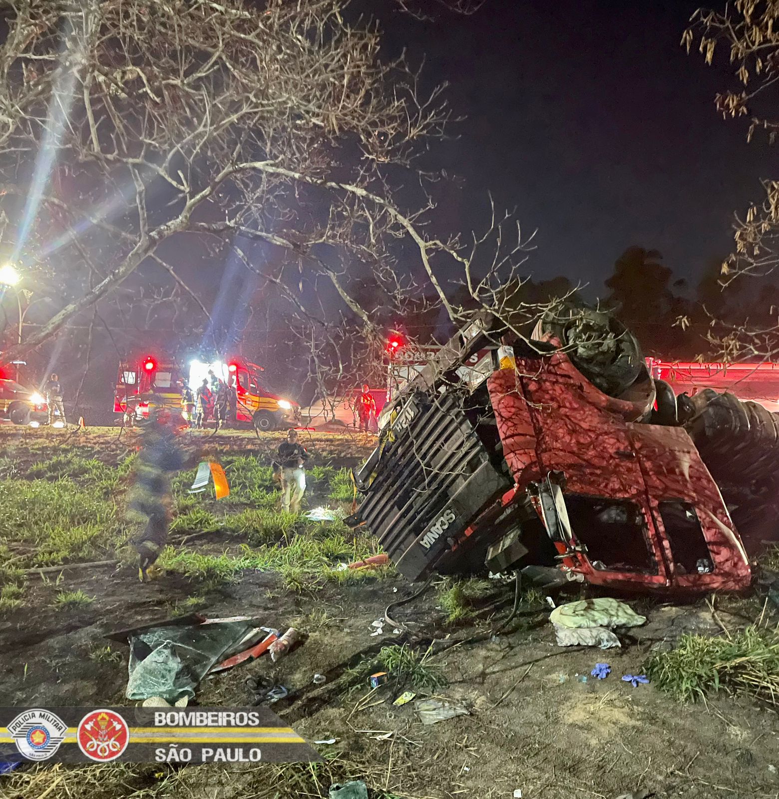 acidente jacareí preso ferragens caminhão dutra