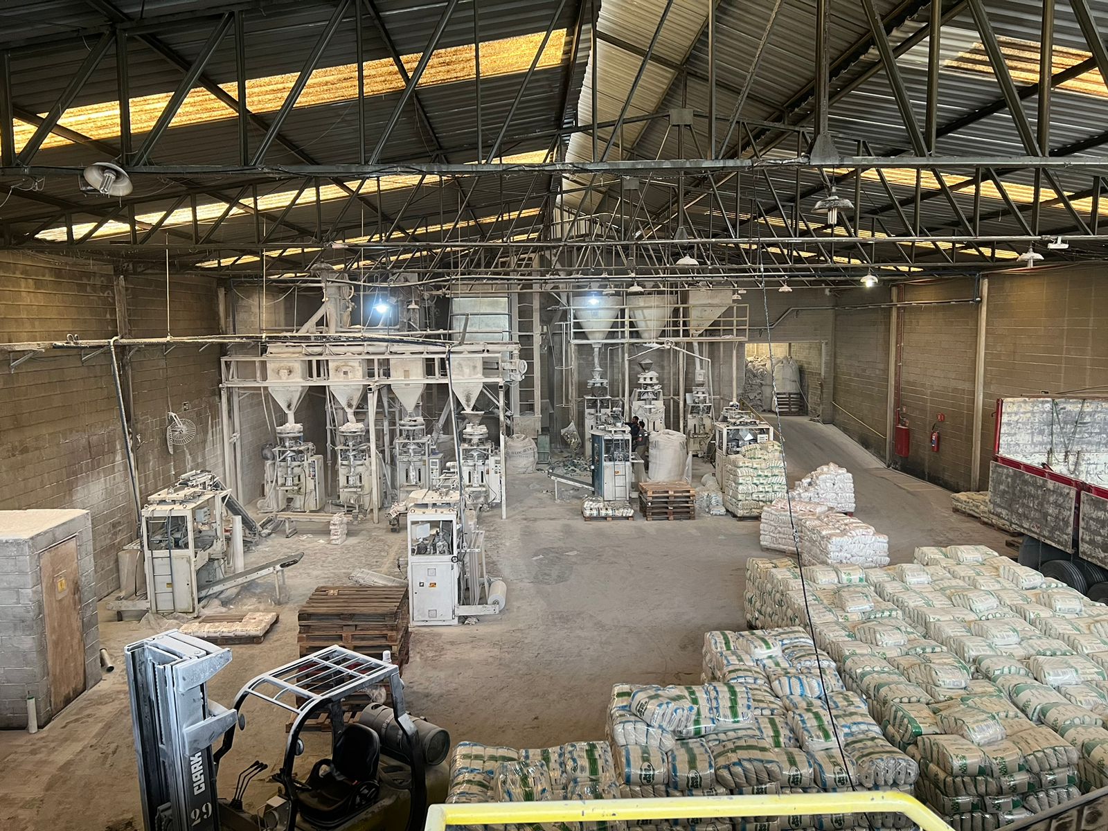 Distribuidora lacrada: mais de 300 toneladas de açúcar apreendidos Distribuidora lacrada: mais de 300 toneladas de açúcar apreendidos