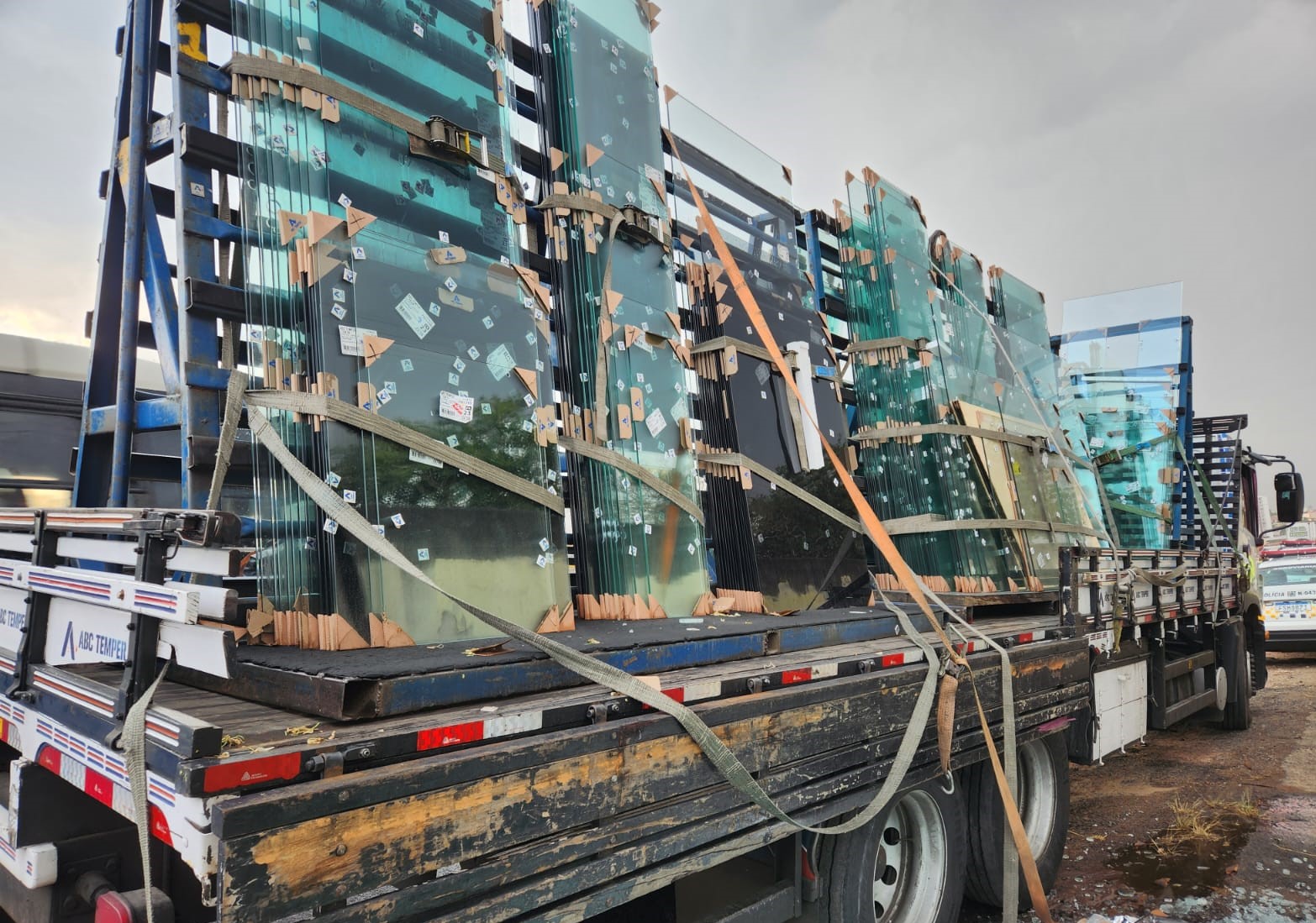 Ajudante morre atingido por carga na rodovia Ajudante morre atingido por carga na rodovia