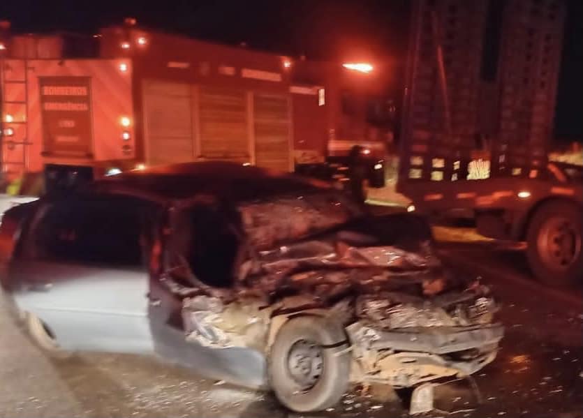 acidente envolvendo carro e caminhão Acidente envolvendo carro e caminhão na Altino Arantes
