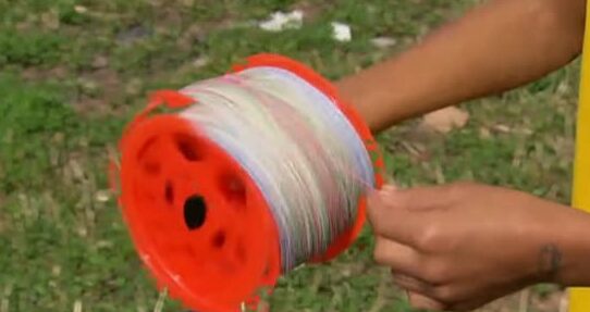 Decreto regulamenta a Lei do Cerol e define penalidades para quem usar ou vender material cortante para pipas