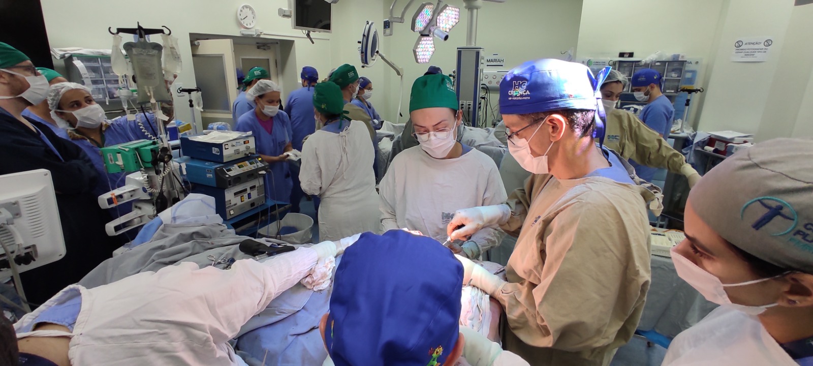 HC emite comunicado sobre estado de saúde das gêmeas siamesas