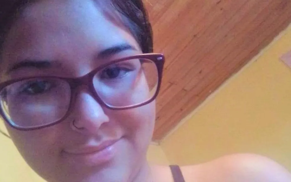 Com um cabo de madeira, jovem é espancada até a morte pelo companheiro; Filha de três anos presenciou tudo Com um cabo de madeira, jovem é espancada até a morte pelo companheiro; Filha de três anos presenciou tudo