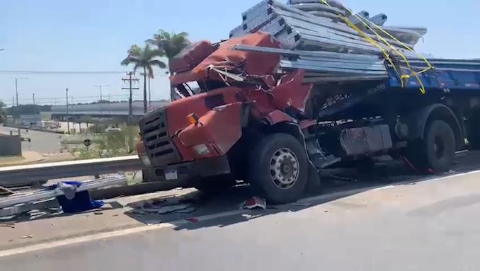 Acidente entre caminhões deixa uma vítima ferida