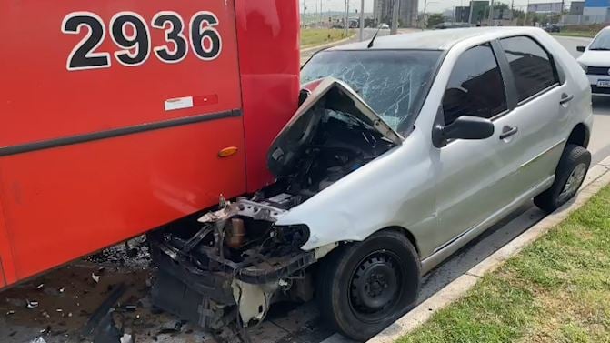 Jovem fica preso nas ferragens após acidente de carro no centro da Capital  - O Estado Online