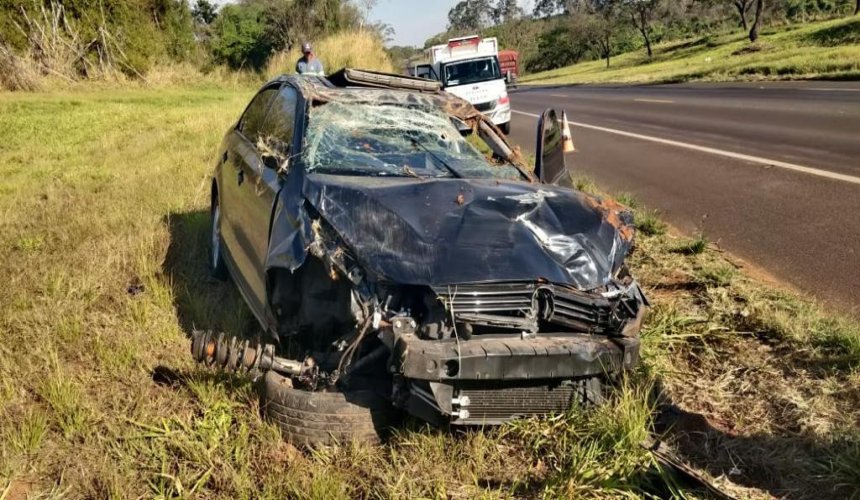 Ao dar rolê com carro de freguês, funcionário de lava-jato provoca acidente