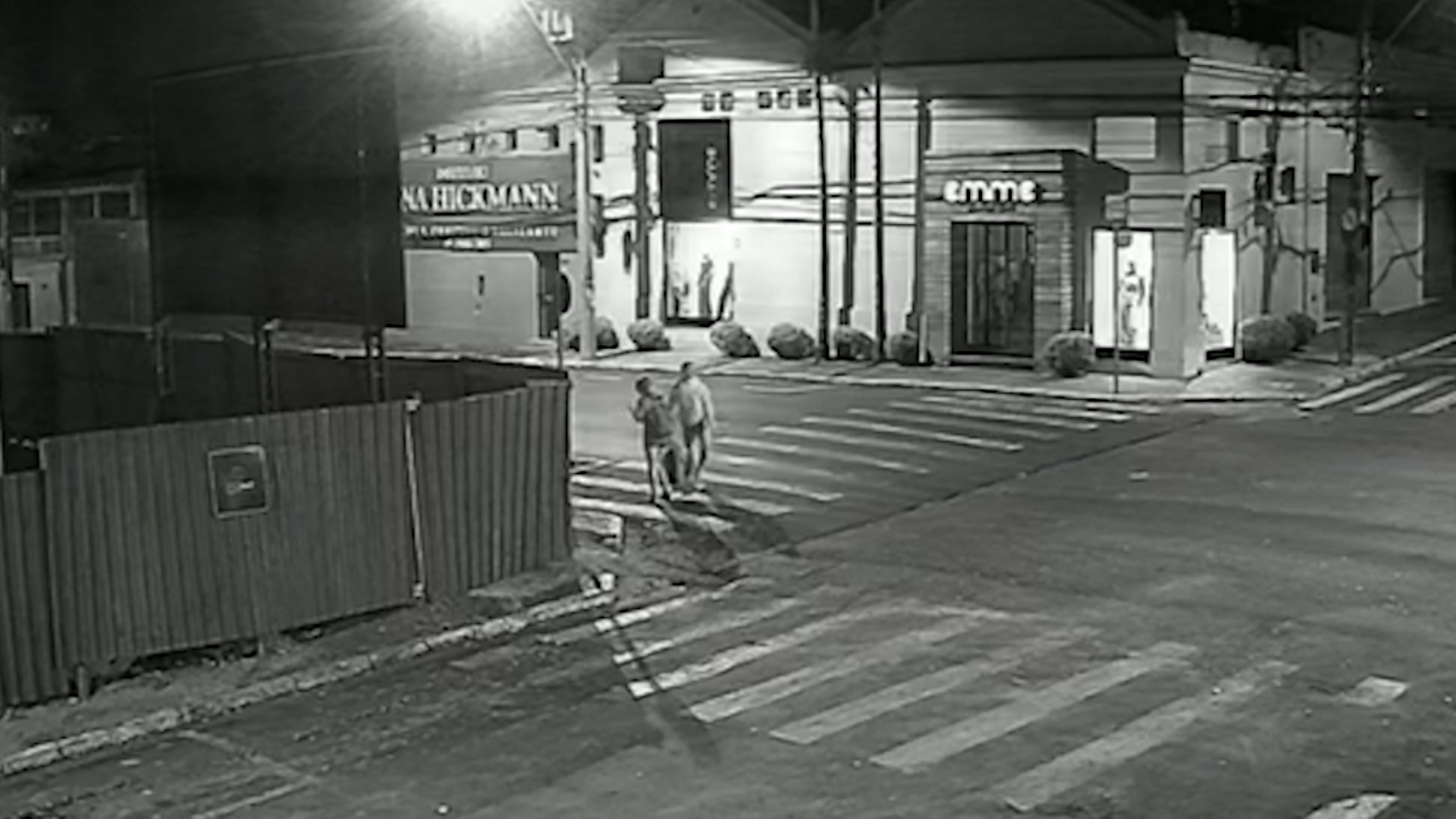 Jovem alega ter sido obrigado a tirar uniforme no meio da rua