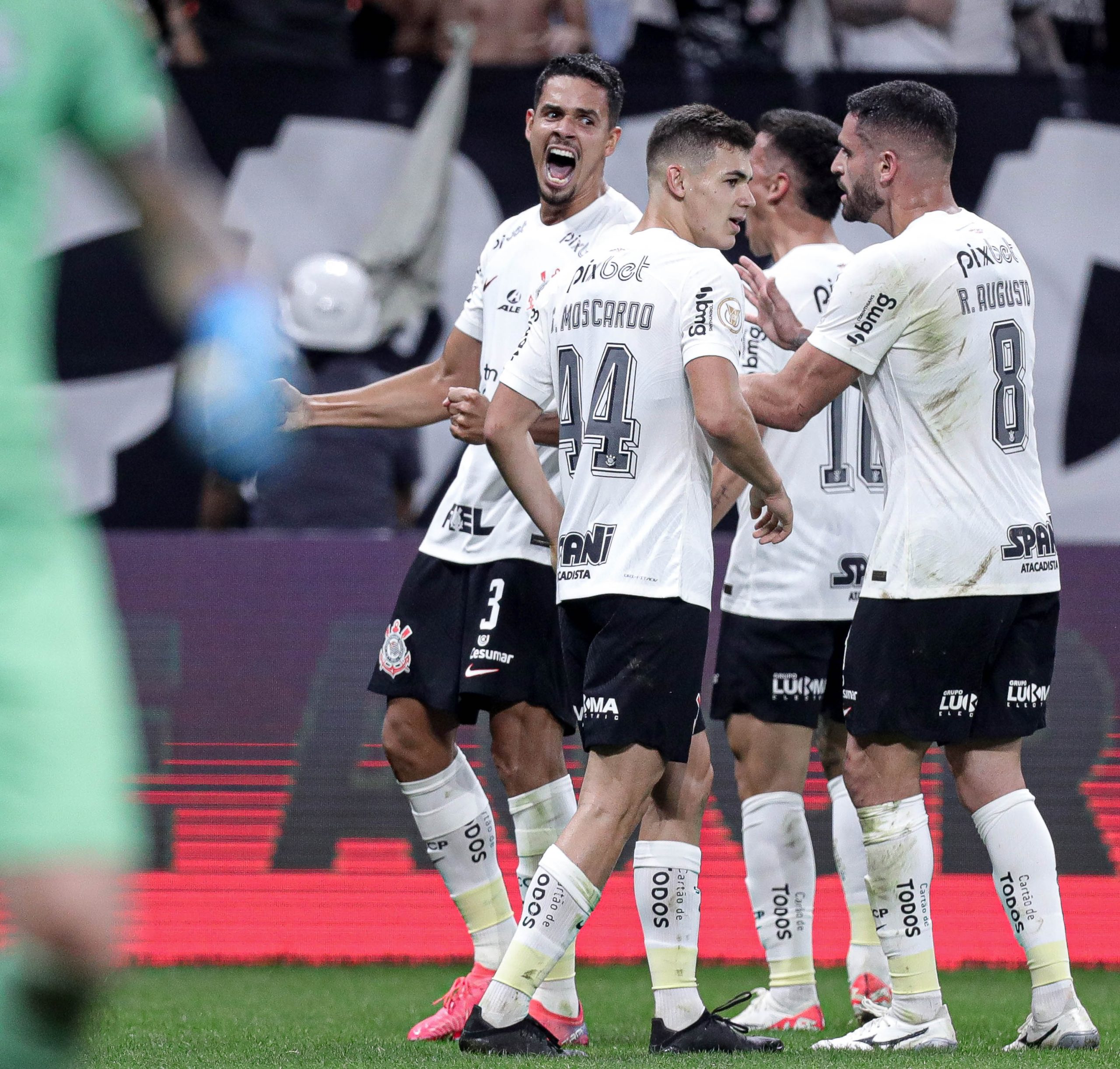 Corinthians e Grêmio empatam em jogo maluco de viradas e 8 gols em Itaquera