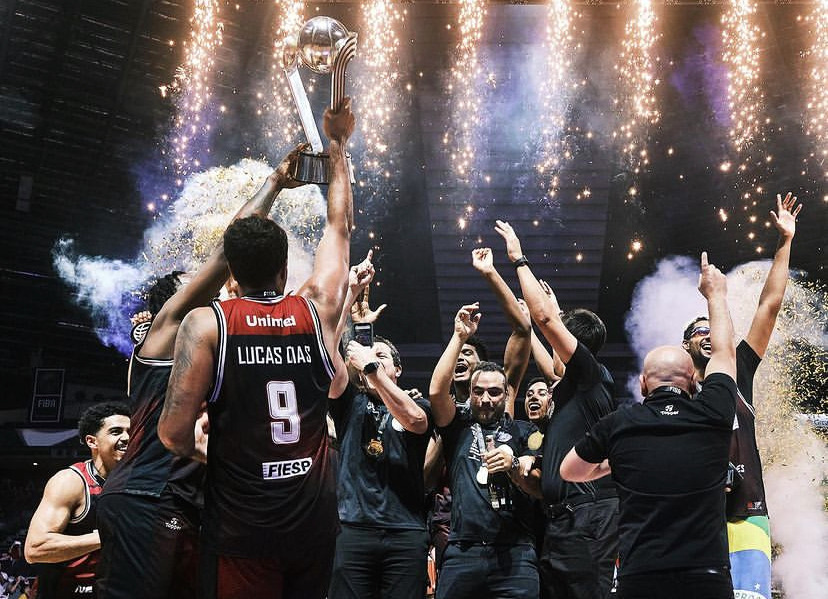 Franca é campeão mundial de basquete com cesta no último segundo