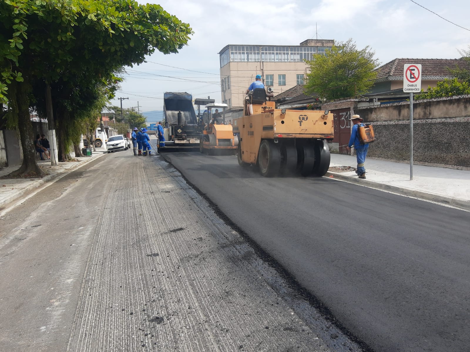 Mais uma rua começa a ser repavimentada no bairro Saboó, em Santos (2)