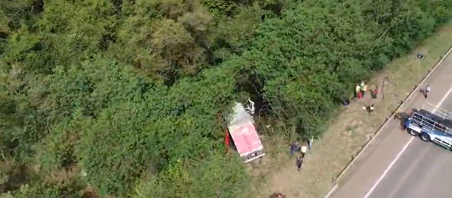 Motorista morre após queda de caminhão em ribanceira Motorista morre após queda de caminhão em ribanceira