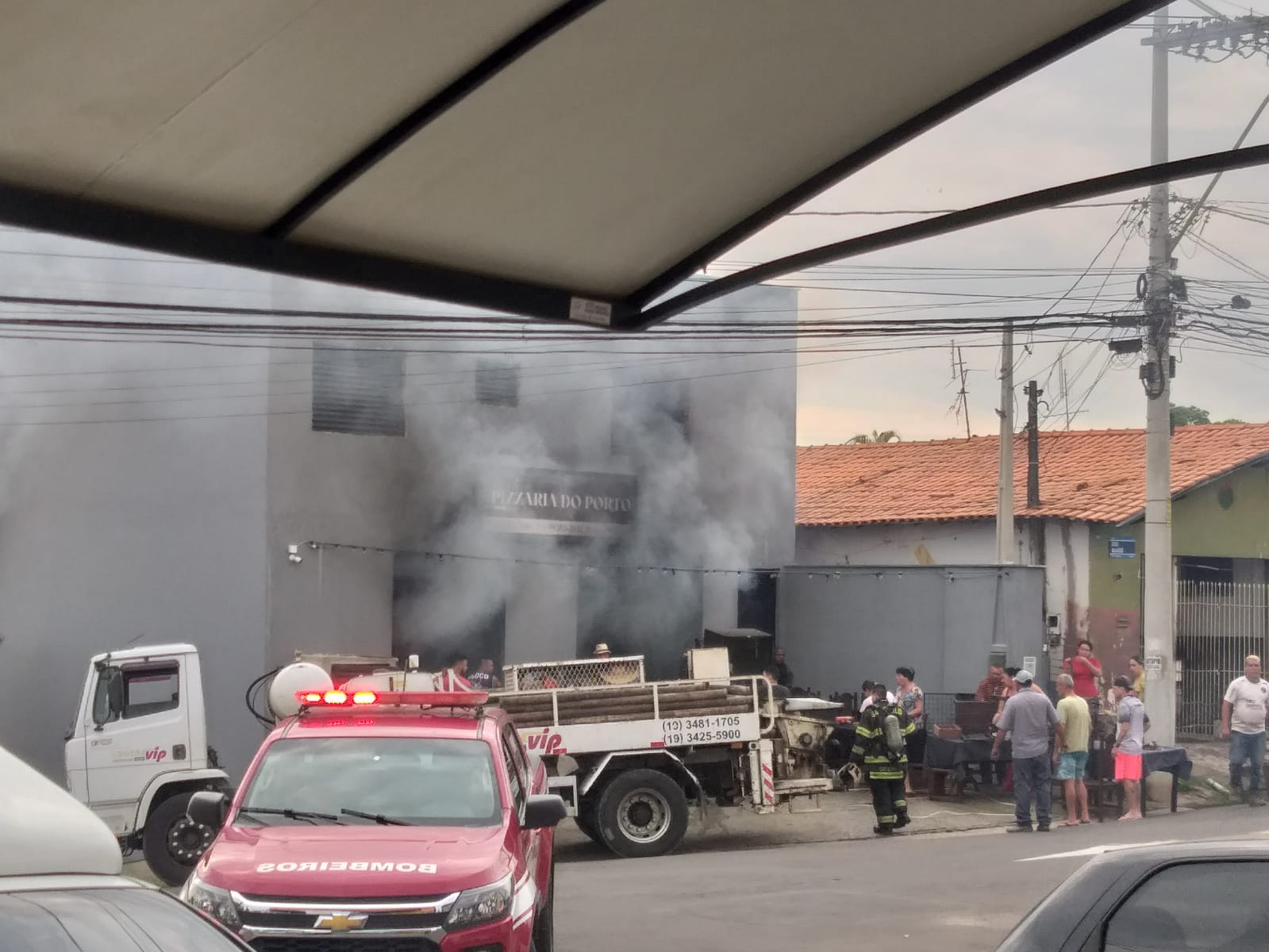 Pizzaria pega fogo em Piracicaba e mobiliza Corpo de Bombeiros Pizzaria pega fogo em Piracicaba e mobiliza Corpo de Bombeiros