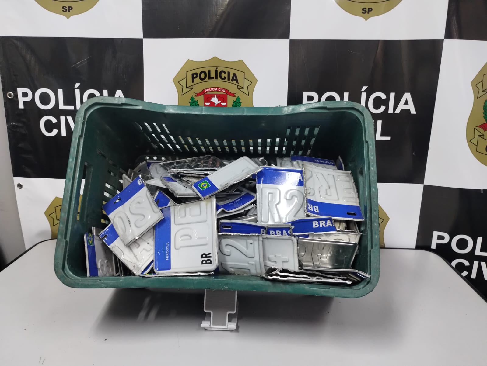 Tres-empresas-de-placas-automotivas-sao-investigadas-pela-policia
