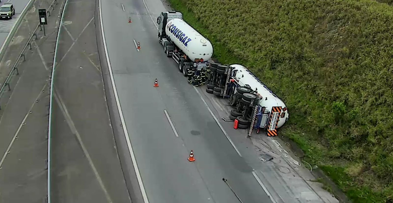 caminhão tomba na dom pedro caminhão tomba