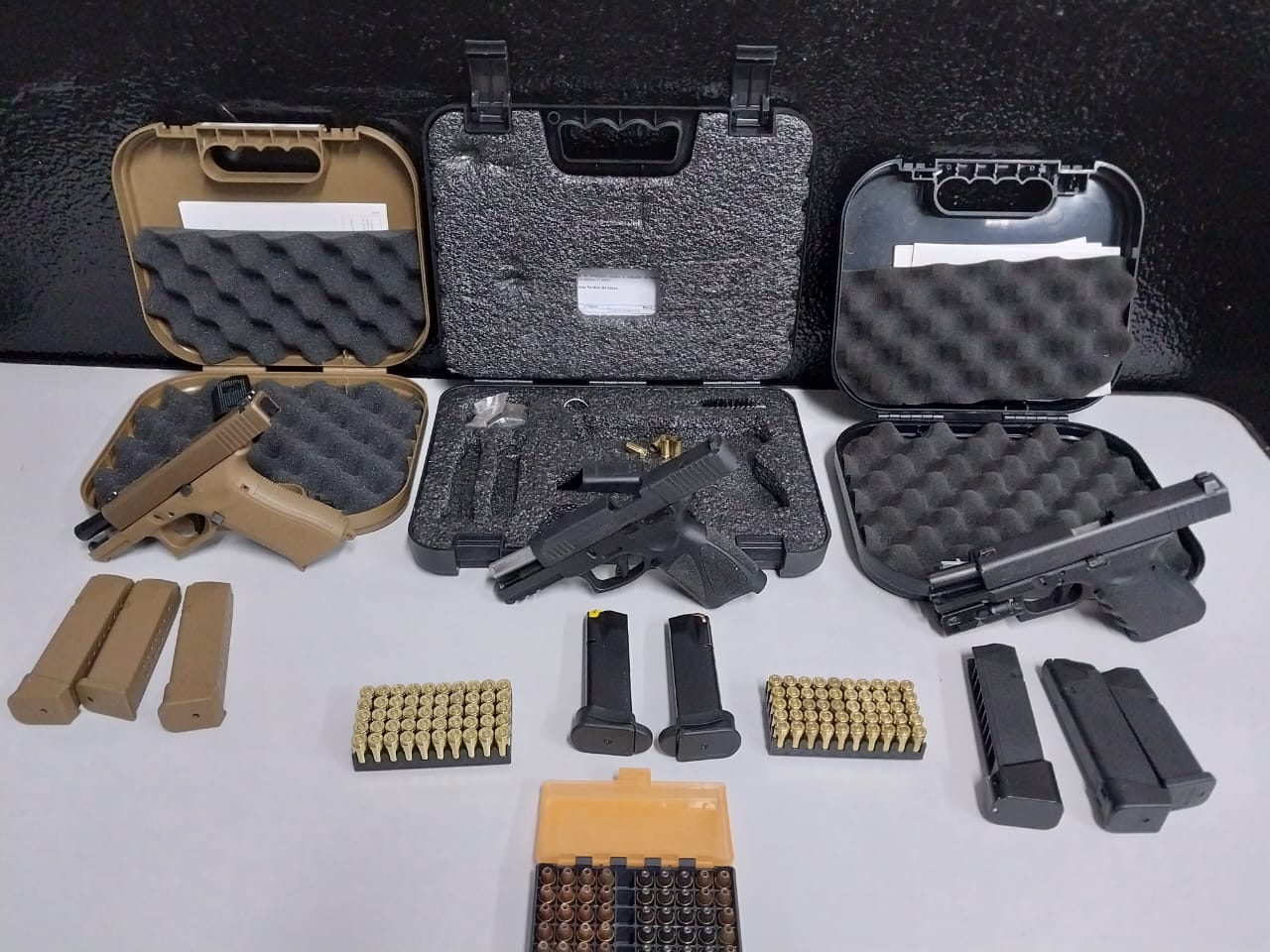 Ele informou que atirou em legítima defesa, pois viu um carro suspeito estacionado na frente de casa, mas era a vizinha com o namorado