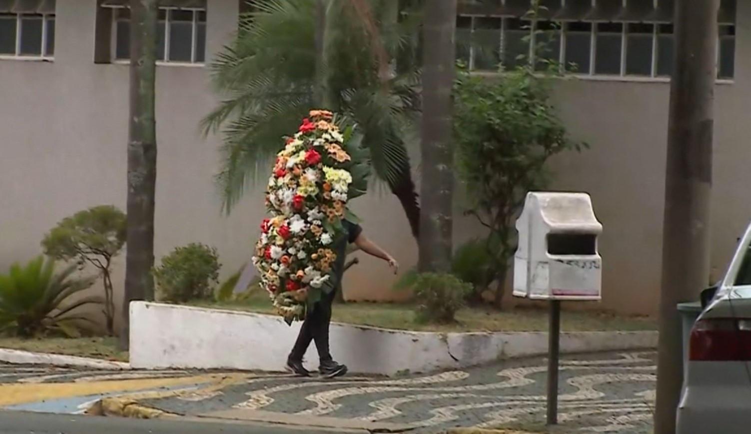 Velório de dentista é interrompido e corpo volta para IML