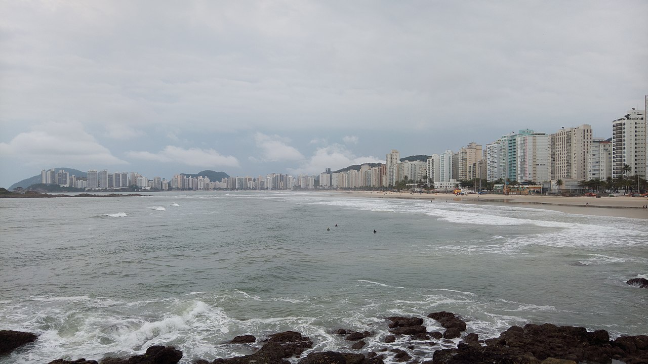 1280px-Praia_das_Pitangueiras