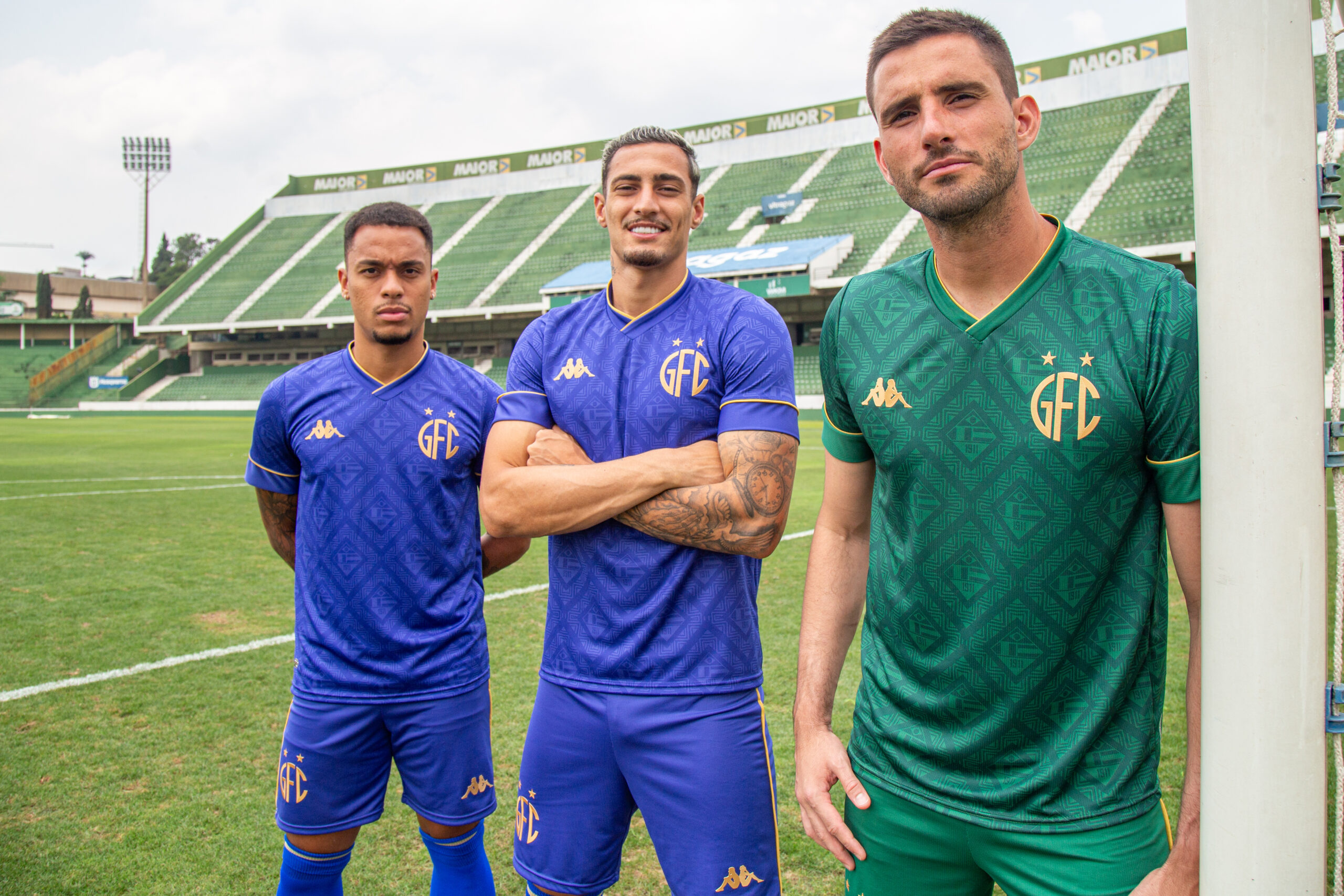 Atletas do Bugre posam com novo uniforme.