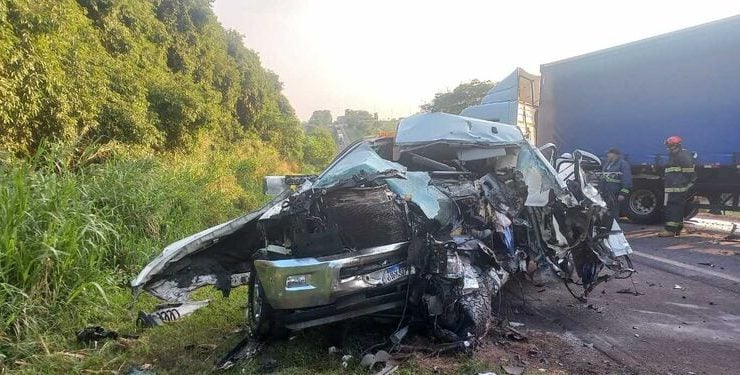 Acidente entre caminhonete e caminhão provoca a morte de um jovem de 32 anos