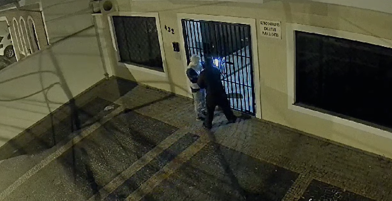 Câmeras registram furto de escritório em Campinas Câmeras registram furto de escritório em Campinas