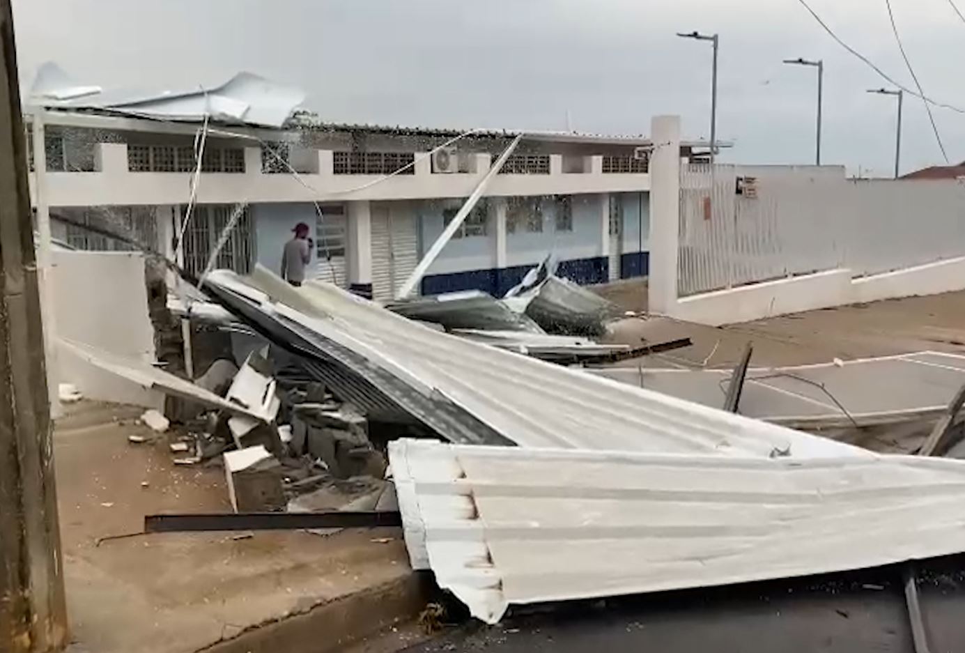 Chuva forte destrói telhado de centro de saúde em Campinas