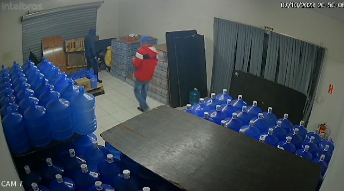 Criminosos armados rendem funcionários durante roubo em Pedreira