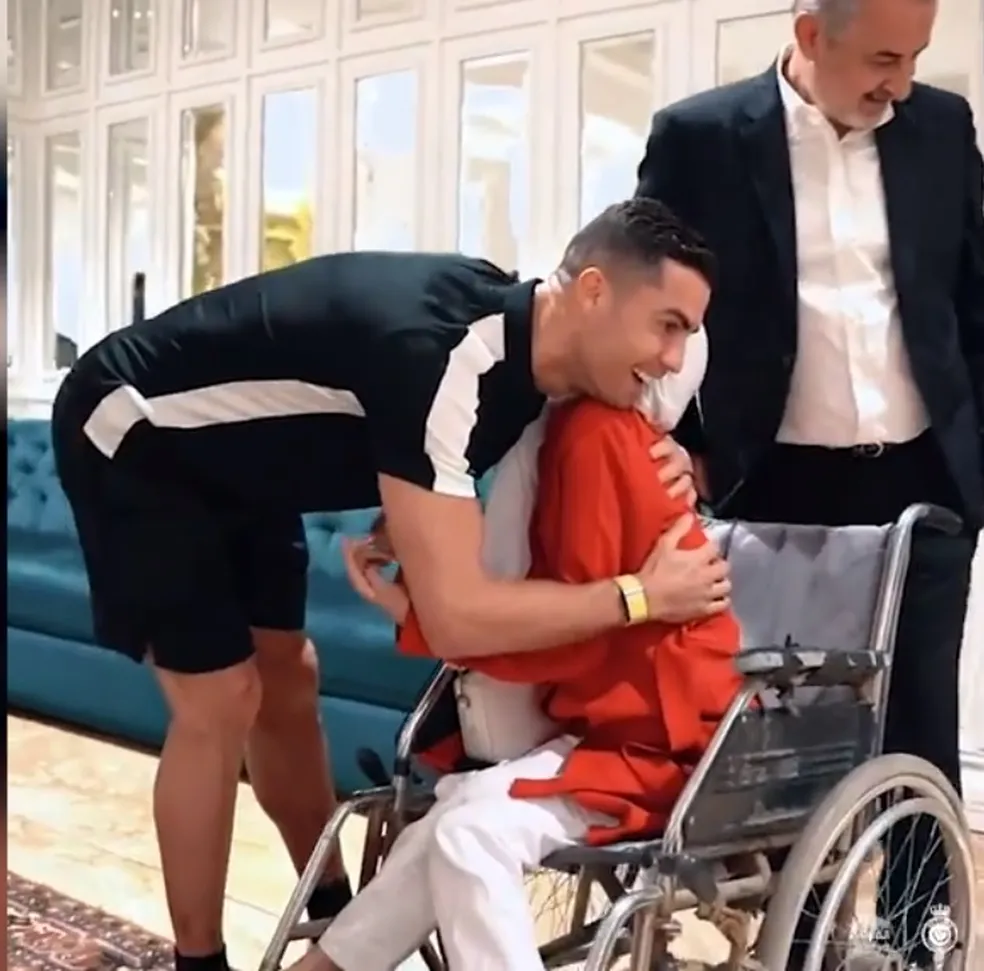 Fonte: Ge Cristiano Ronaldo abraça artista iraniana Fatemeh Ramami