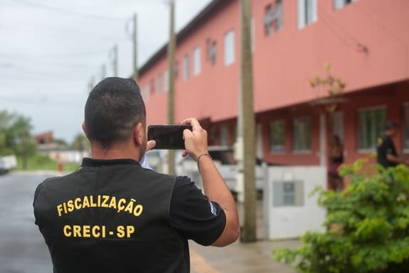 Foto - Secretaria de Habitação e CRECI realizam fiscalização no conjunto Praia de Caieiras