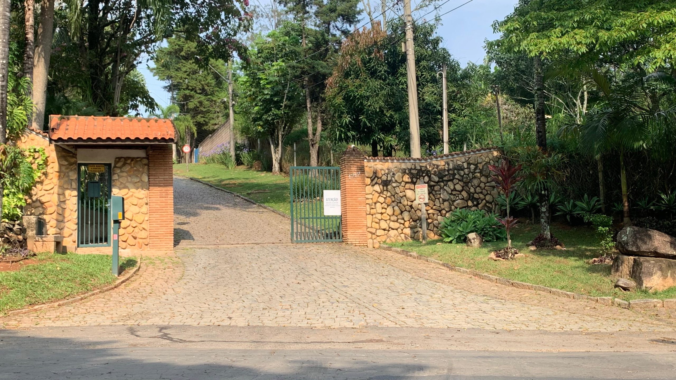 Quadrilha invade condomínio de chácaras e faz reféns