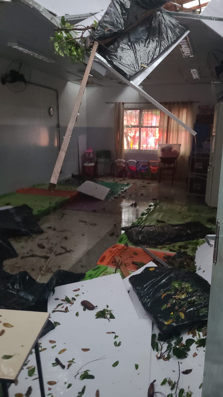 Temporal com ventos fortes causou quedas de árvores e estragos na região. O telhado de uma escola desabou parcialmente em Vinhedo.