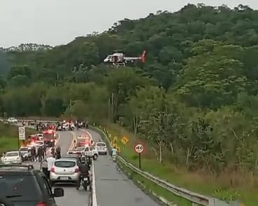 Carro tomba após bater contra protreção lateral em Tremembé