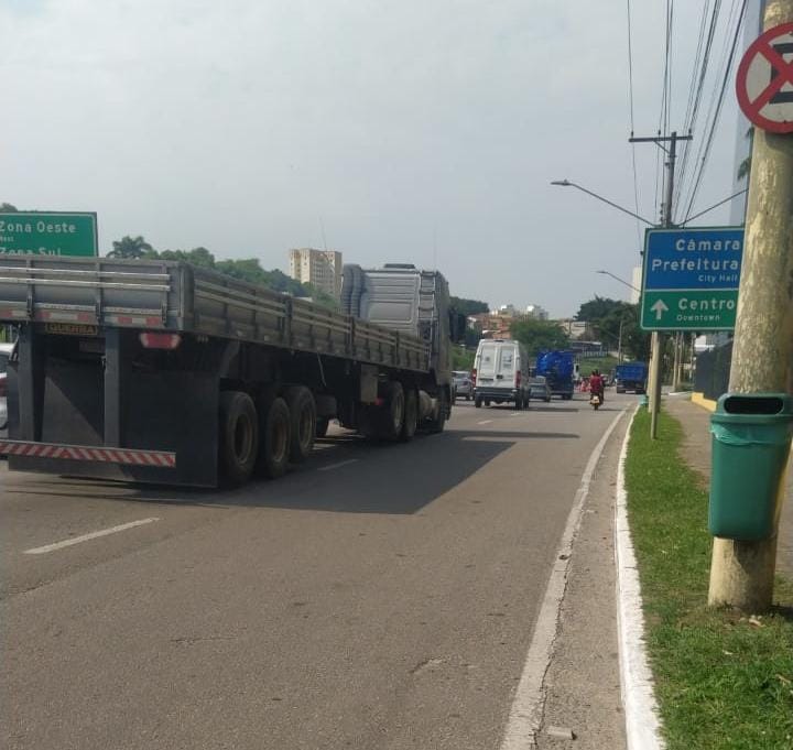 Batida entre dois carros deixa mulher com lesão em São José