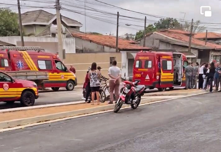 Uma criança de 8 anos foi atropelada por uma moto na Av. João Rodolfo Castelli, em São José dos Campos, é socorrida pelo Helicóptero Águia. Uma criança de 8 anos foi atropelada por uma moto na Av. João Rodolfo Castelli, em São José dos Campos, é socorrida pelo Helicóptero Águia.