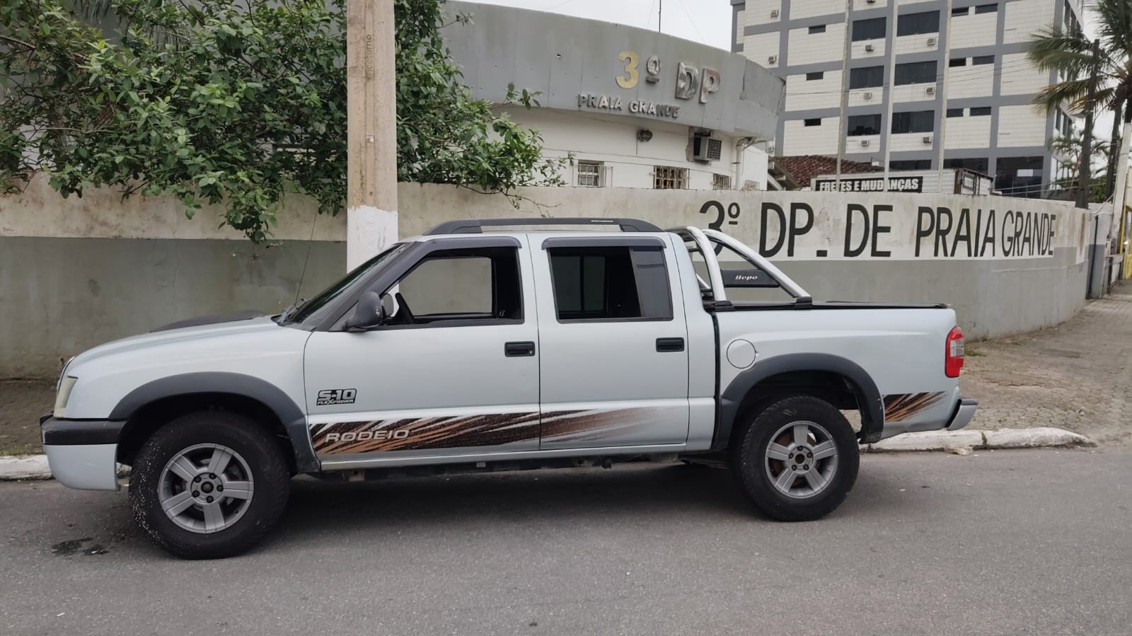 Dupla pede corrida em aplicativo, rouba carro de motorista, mas