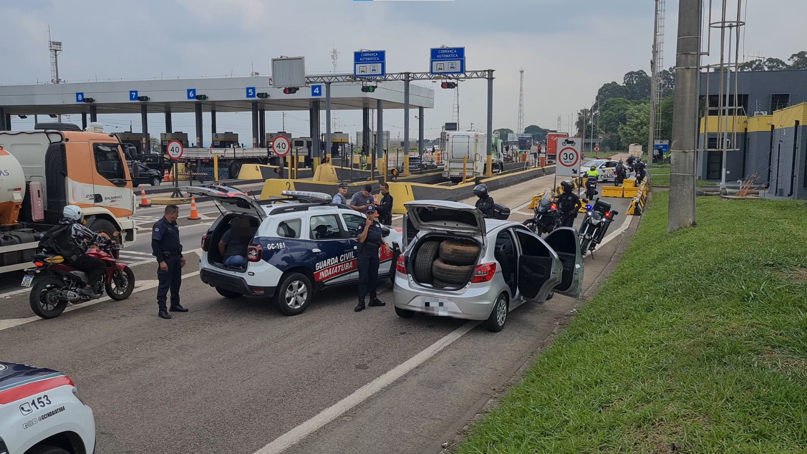 A Guarda Civil de Indaiatuba prendeu três homens suspeitos de praticar furtos de estepes carros de luxo, nesta quinta feira, 26. A detenção ocorreu na Rodovia Santos Dumont.