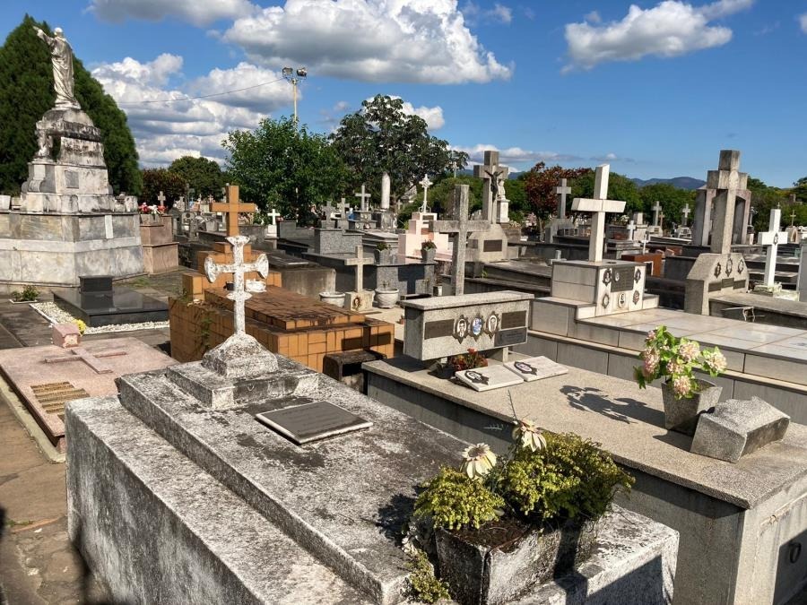 O Cemitério Municipal de Pindamonhangaba deverá receber neste feriado de Finados mais de 15 mil visitantes. O Cemitério Municipal de Pindamonhangaba deverá receber neste feriado de Finados mais de 15 mil visitantes.