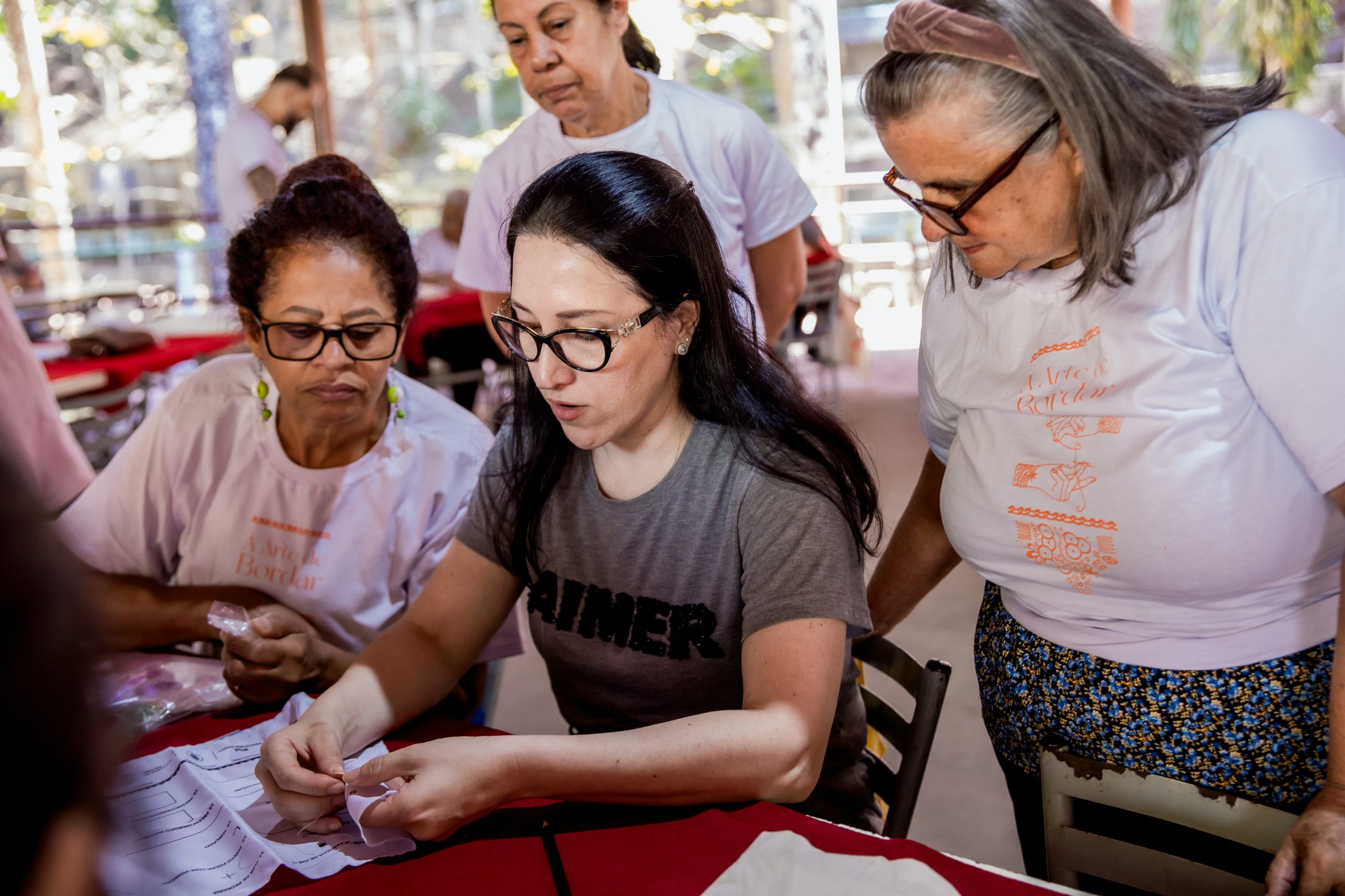 Julia Branco: conheça a artista guiada pela palavra e com forte conexão com o universo feminino, no Vitrine