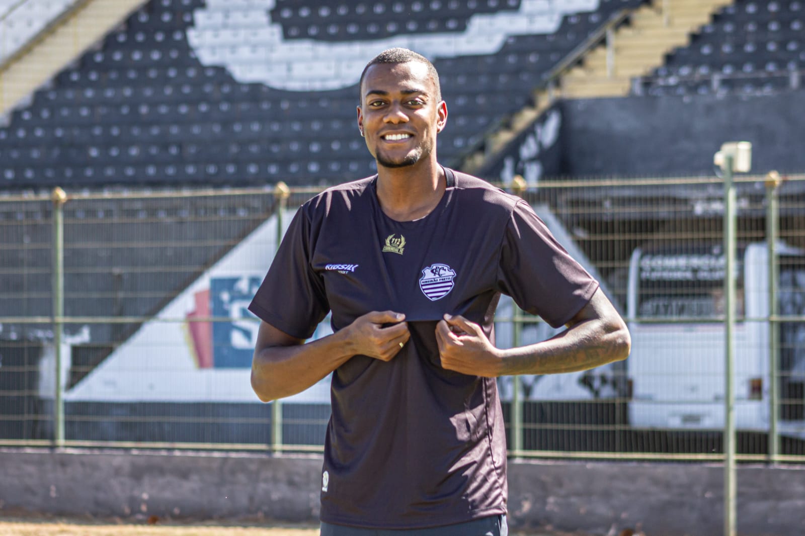 Gustavo Marciano se despede do comercial, que traz novo goleiro