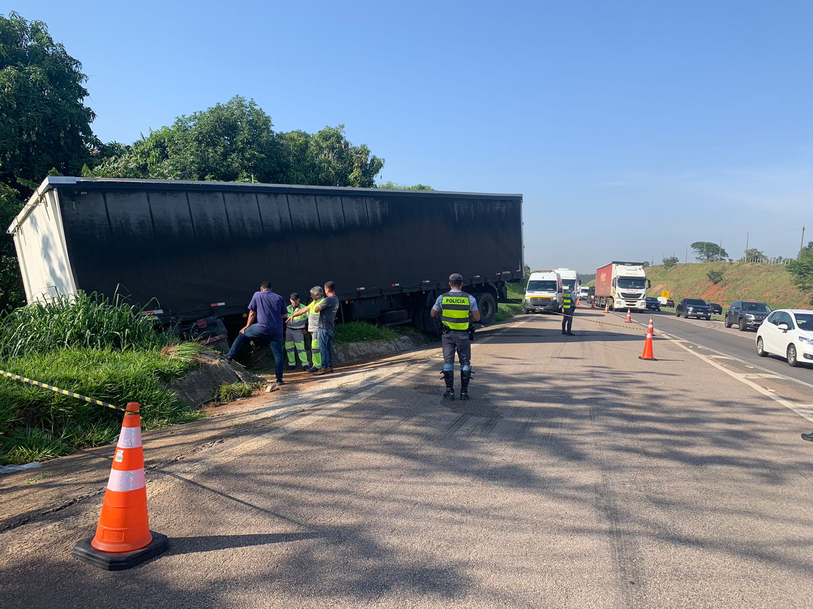 Caminhão cai em valeta na Rodovia Santos Dumont Caminhão cai em valeta na Rodovia Santos Dumont