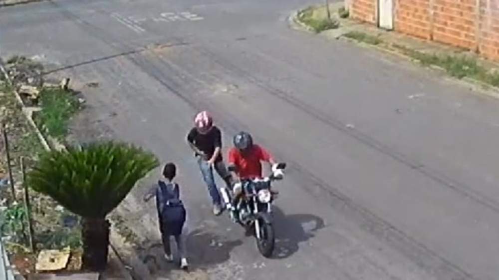 Crime foi registrado por uma câmera de segurança.