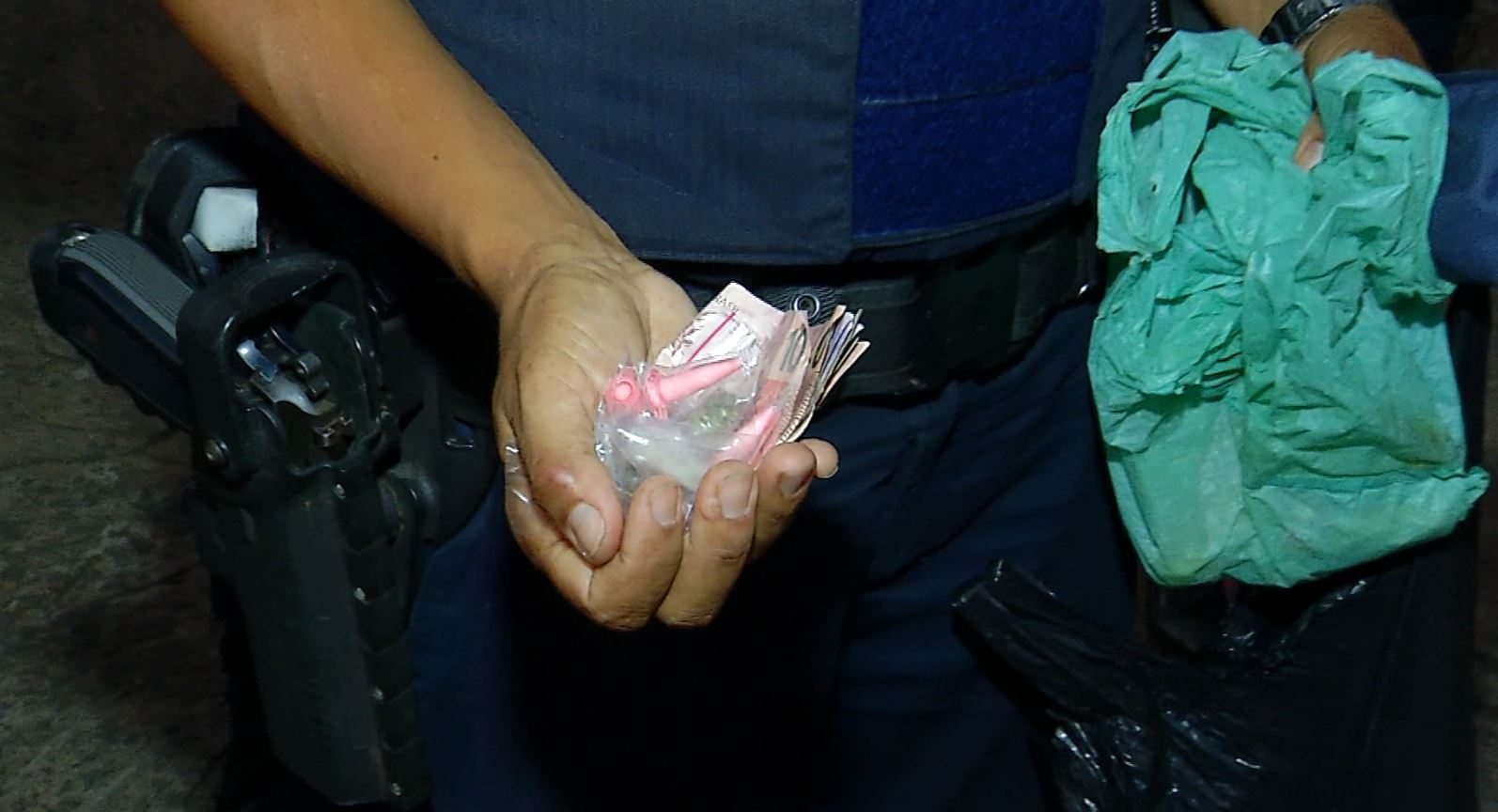 Guarda Municipal entra em comunidade e apreende suspeitos com drogas após denúncia de tráfico