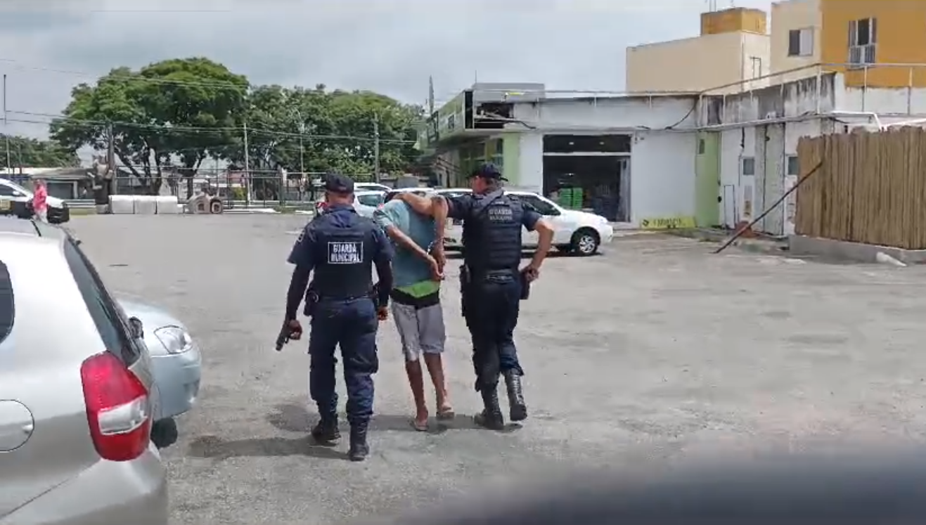 Homem-e-preso-apos-tentar-matar-companheira-a-pauladas Imagem mostra o momento da prisão