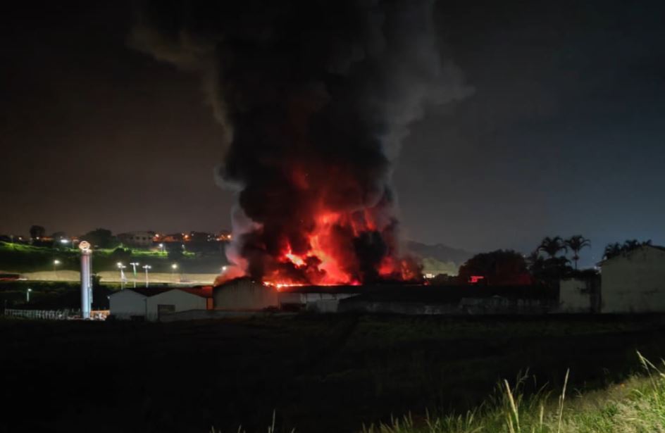 Incêndio de grandes proporções destrói empresa de barcos em Atibaia