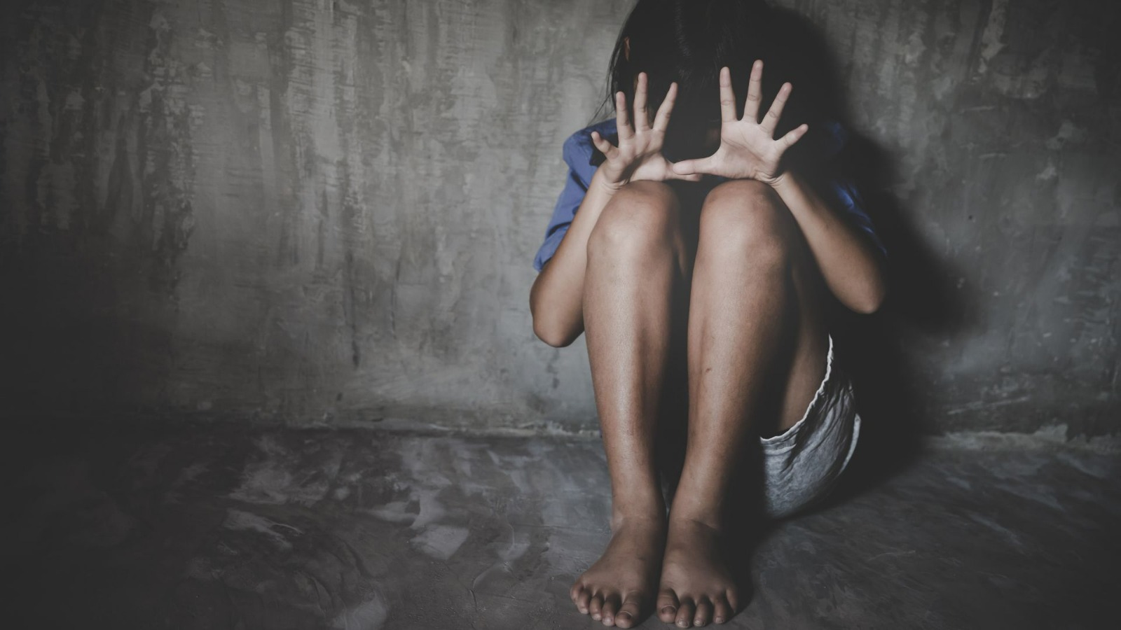 Mulheres são presas por torturar os filhos de dois e oito anos Mulheres são presas por torturar os filhos de dois e oito anos