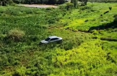 Na manhã deste domingo, 5, a Polícia Civil de Paulínia foi acionada para averiguar um automóvel que perdeu o controle e caiu em uma ribanceira. Ao chegarem no local, os guardas encontraram um veículo vazio e com números de emplacamento e chassi não condizentes.