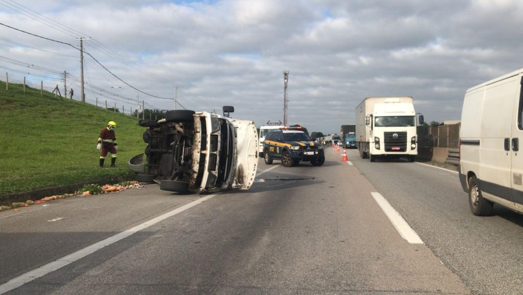 Van capota na via Dutra, em Taubaté
