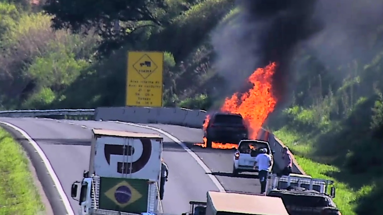 Agora: veículo pega fogo na Magalhães Teixeira em Campinas