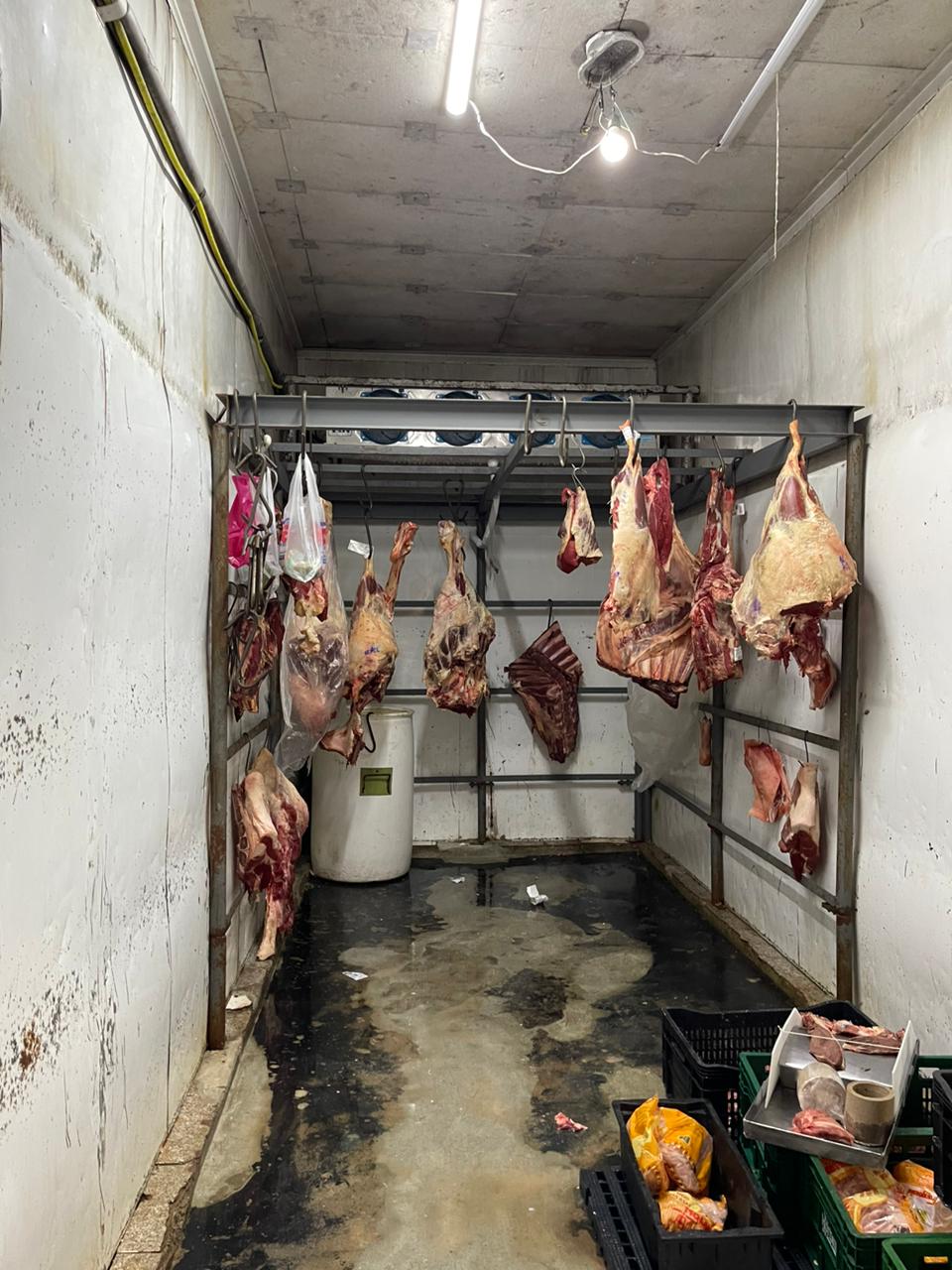 Polícia encontra açougue em situação precária em Várzea Paulista Polícia encontra açougue em situação precária em Várzea Paulista