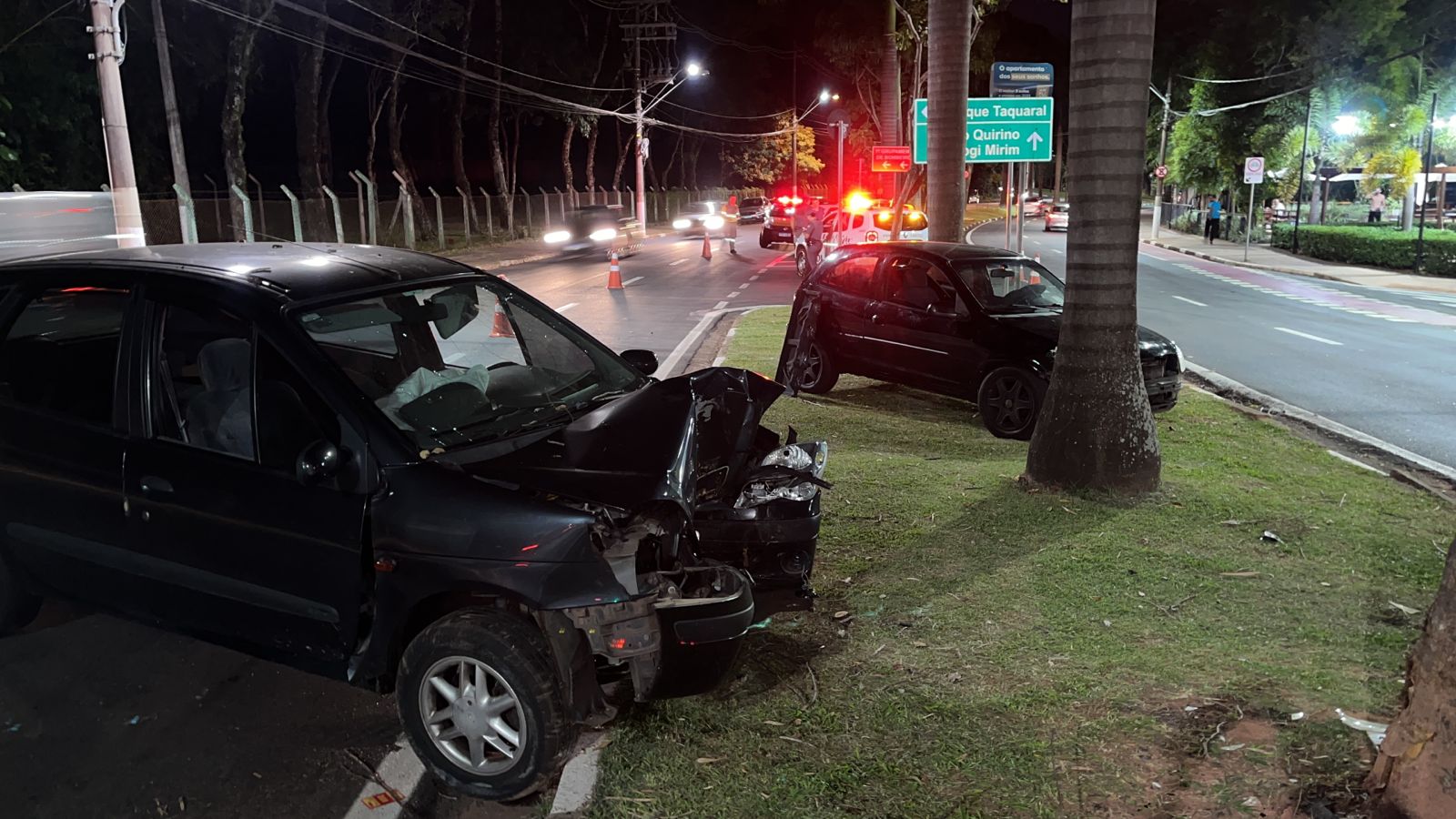 Na noite desta quarta-feira, 8, houve uma colisão entre dois carros em frente ao portão principal do Parque do Taquaral, em Campinas.